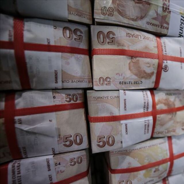 Hazine 7.4 milyar lira borçlandı