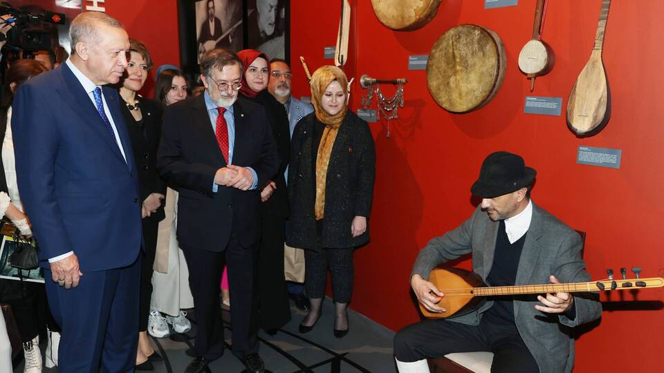 Cumhurbaşkanı Erdoğan, Türk Müziği Tarihi Sergisi'ni gezdi