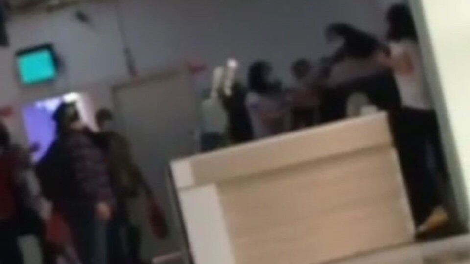 Muayene sırası tartışmasında görevliyi darbettiler!