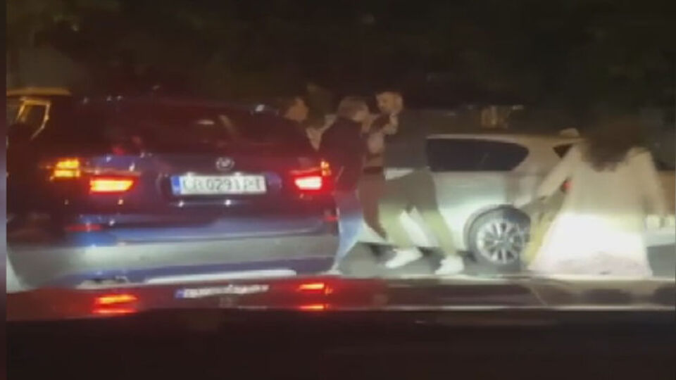 Durdurup yakasına yapıştı!