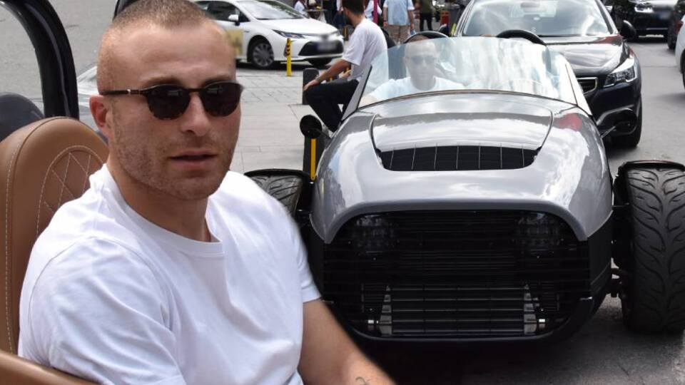 Üç tekerlekli otomobile bindi