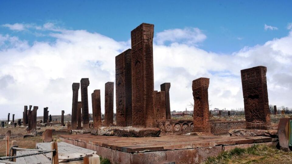 Ahlat'taki mezar taşları tarihe ışık tutuyor