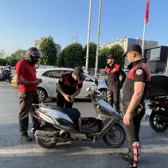 Emniyet ekipleri Taksim'de denetimde