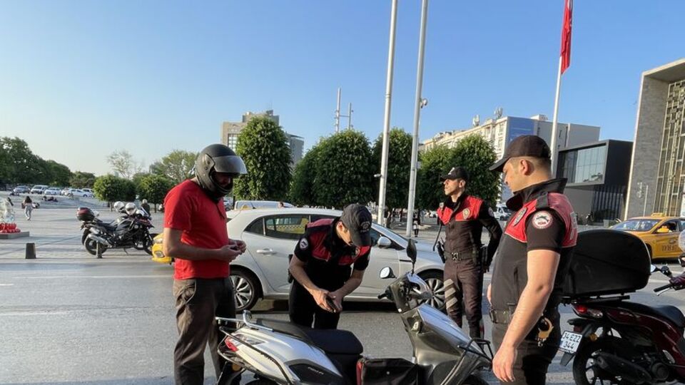 Emniyet ekipleri Taksim'de denetimde