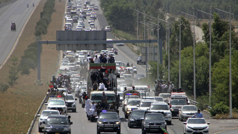 Pakistan'da eski Başbakan Han'ın destekçileri polisle çatıştı