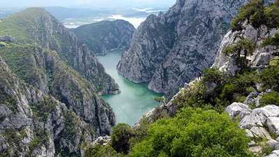 Sarp kayalıklar arasında adeta cennet