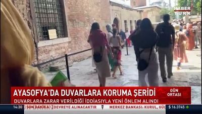 Ayasofya'da duvarlara koruma şeridi