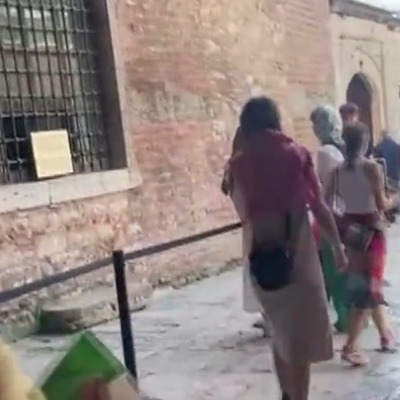 Ayasofya'da duvarlara koruma şeridi