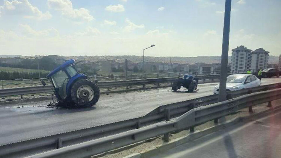 Trafik kazasında traktör ikiye bölündü