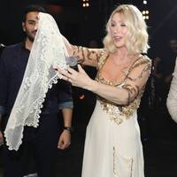 Seda Sayan'a sahnede çeyiz sandığı hediye edildi