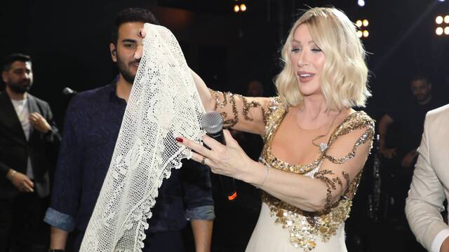 Seda Sayan'a sahnede çeyiz sandığı hediye edildi