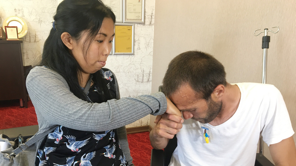 Hayatını kurtaran eşinin ellerini böyle öptü!