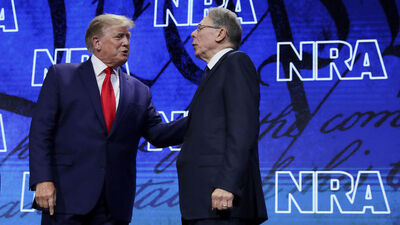 Dışarıda protesto, içeride destek