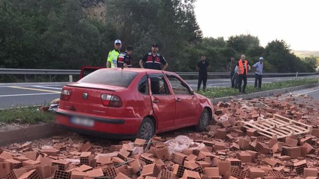 TIR'daki tuğlalar otomobilin üzerine düştü: 3 yaralı