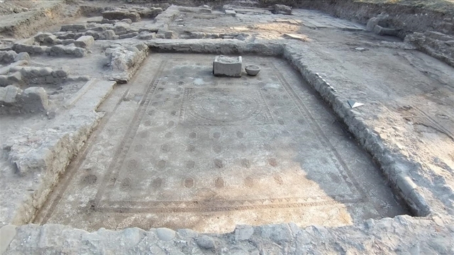 1800 yıllık mozaik gün ışığında
