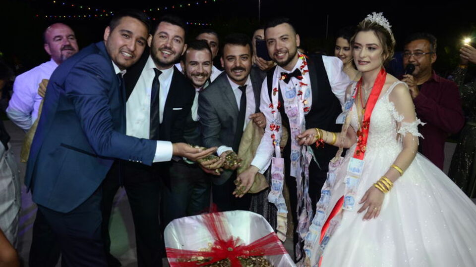 Damada ilginç şaka: 55 kilogramlık madeni para verdiler