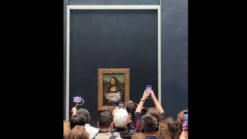 Yaşlı kadın kılığına girdi... Dünyaca ünlü tabloya pastalı saldırı