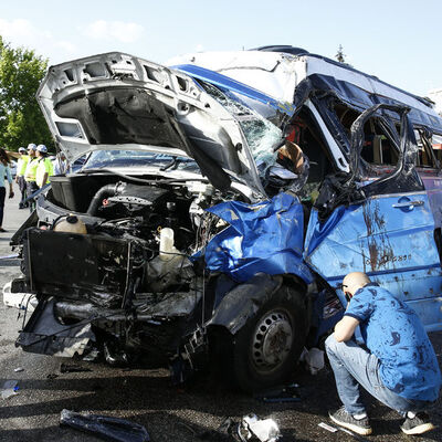 Yolcu minibüsü ile otomobil çarpıştı: 20 yaralı