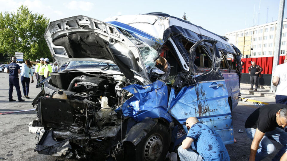 Yolcu minibüsü ile otomobil çarpıştı: 20 yaralı