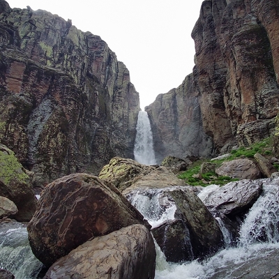 50 metreden dökülen şelale için tehlikeli yolculuk