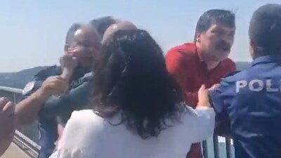 TİP'li vekiller ile polis arasında pankart arbedesi