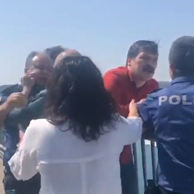 TİP'li vekiller ile polis arasında pankart arbedesi