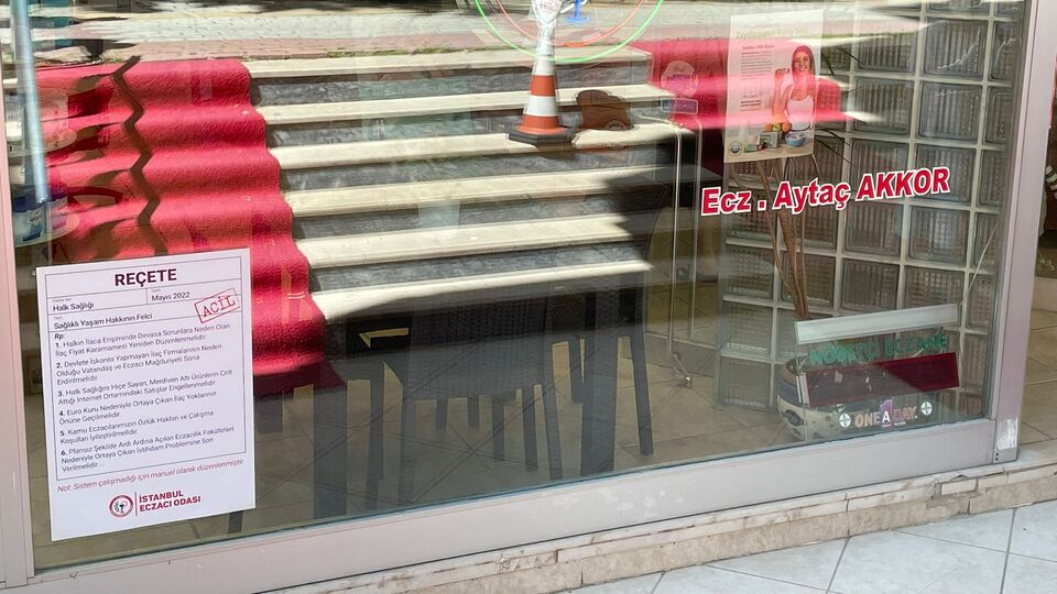 Eczacılardan reçeteli afişle çağrı