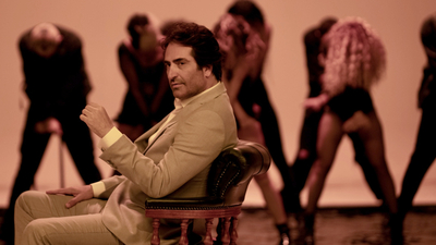 16 yıl sonra sahnelere geri dönüyor