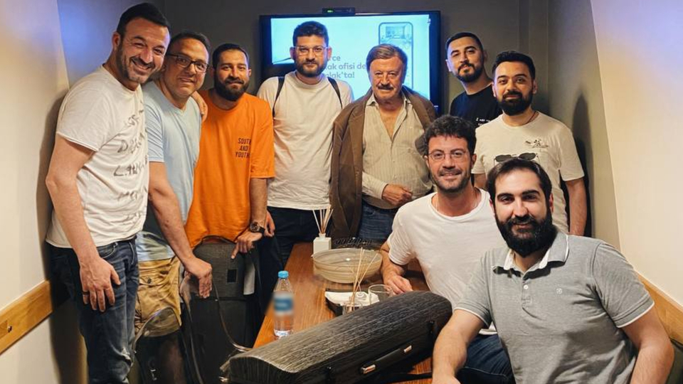 Yeni şarkısı için stüdyoda