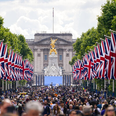 İngiltere'de tarihi gün: Kutlamalar başlıyor