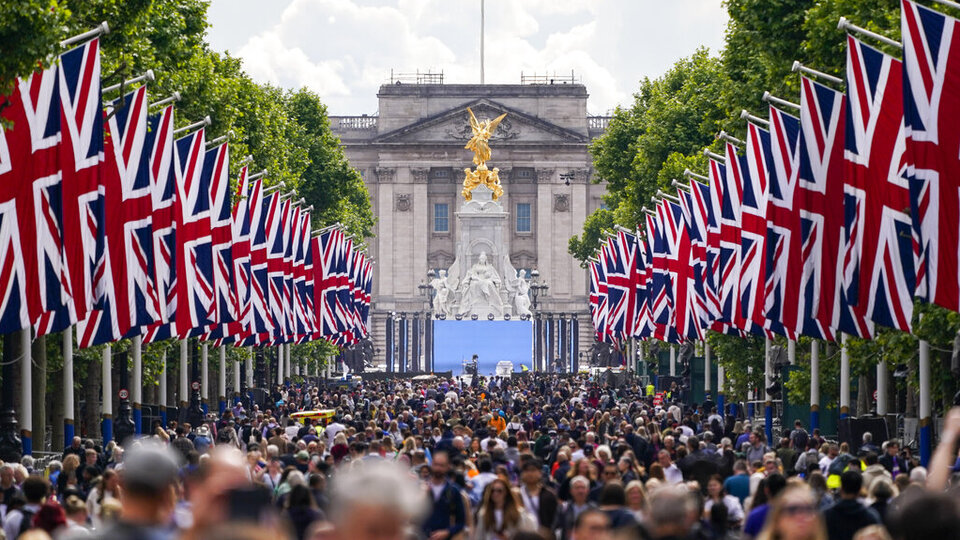 İngiltere'de tarihi gün: Kutlamalar başlıyor