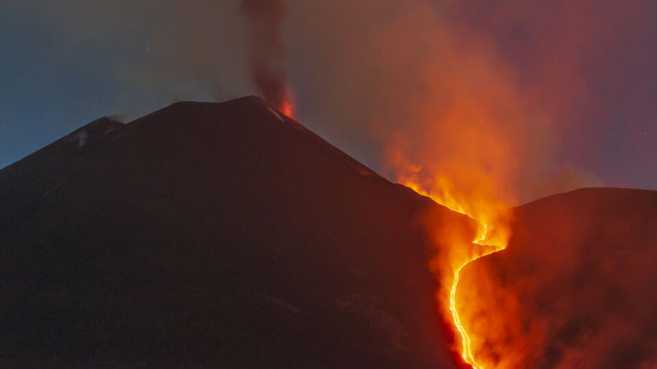 Etna Yanardağı yeniden harekete geçti