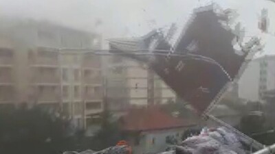 Faciadan dönüldü! Şiddetli rüzgar çatıyı uçurdu