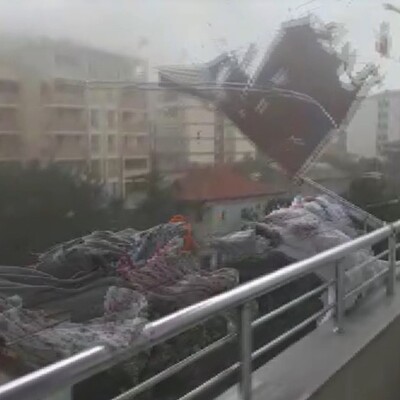 Faciadan dönüldü! Şiddetli rüzgar çatıyı uçurdu