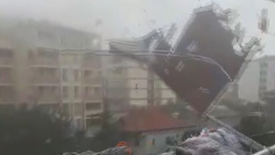 Faciadan dönüldü! Şiddetli rüzgar çatıyı uçurdu