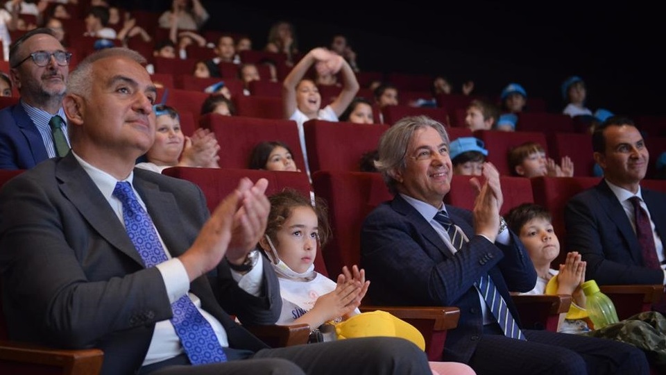 Öğrencilerle film izledi