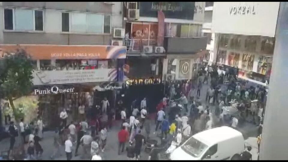 O anlar kamerada! Laleli'de feci kavga!