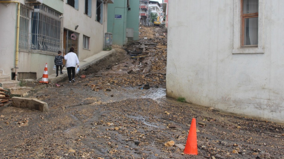 Ordu'da yollar göle döndü! Evleri su bastı
