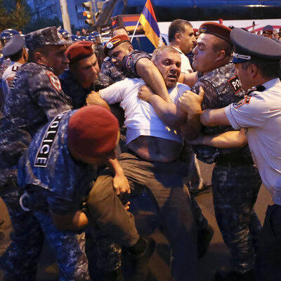 Ermenistan'daki protestolarda 60 kişi yaralandı