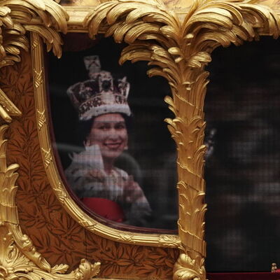 Kraliçe II. Elizabeth'in hologramı halkı selamladı