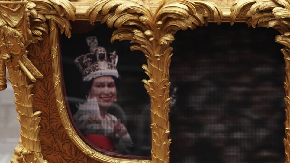 Kraliçe II. Elizabeth'in hologramı halkı selamladı