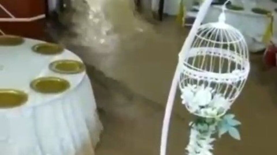 Düğünü sel bastı! Canlarını zor kurtardılar