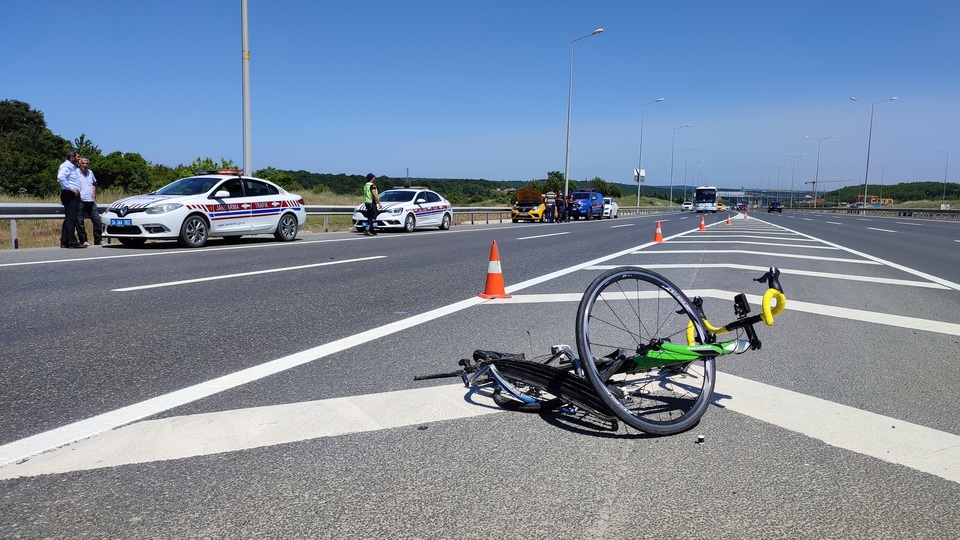 Bisikletiyle İstanbul turuna çıkan genç mühendise taksi çarptı!
