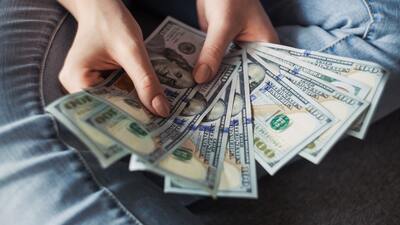 Bedava aldığı koltuğun içinden 36 bin dolar çıktı