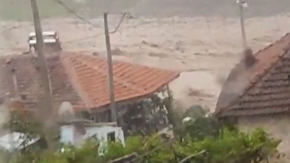 Dereler taştı evler su altında kaldı