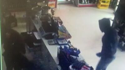 Hırsızlar kameraya el sallayıp oynadı