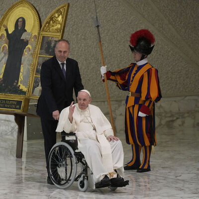 Papa Francis görevi bırakacak mı?