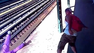 İstasyonda bekleyen kadını raylara itti