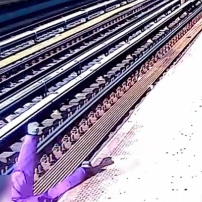 İstasyonda bekleyen kadını raylara itti