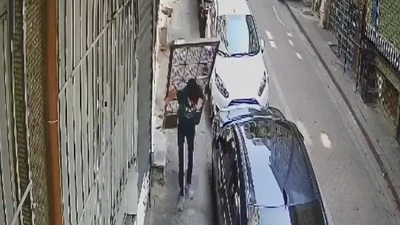 Bunu da gördük! Kapıyı sırtlayıp çaldı